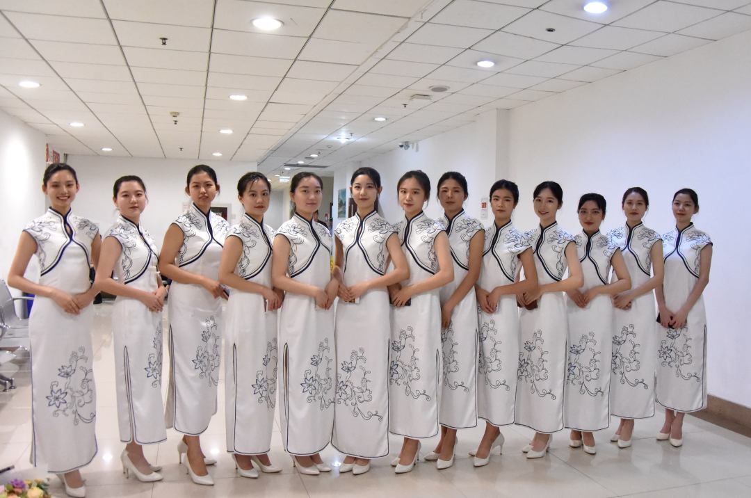 我们毕业了的感人事件,学生们毕业了感动哭了