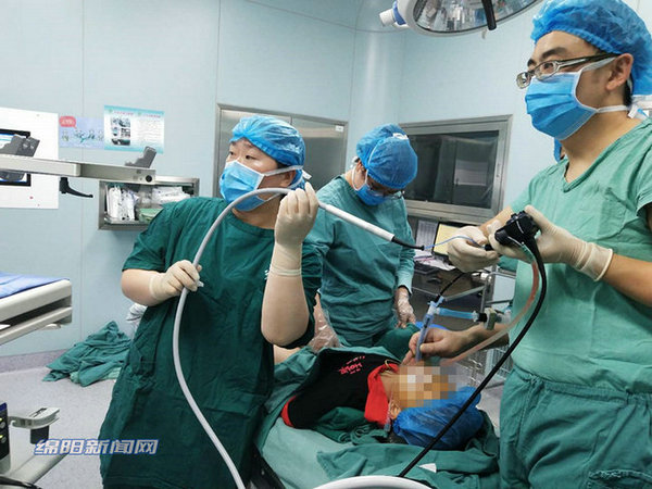 小孩被笔帽异物卡住急救方法,孩子误吞笔帽抢救视频