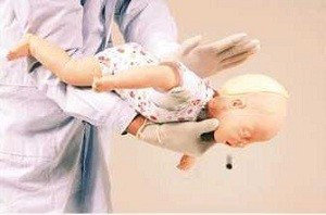 小孩被笔帽异物卡住急救方法,孩子误吞笔帽抢救视频