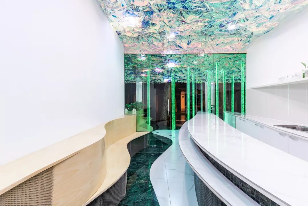 夏天来喝夏天的一杯奶茶,夏天在森林里喝咖啡