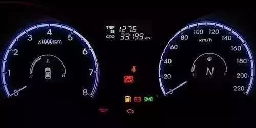 在高速上车没油了这时应该怎么办,车在高速没油了救援电话收费多少