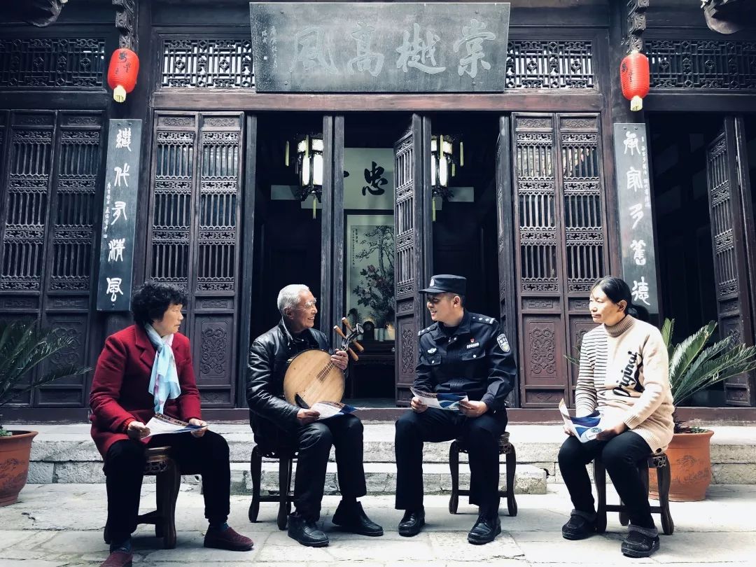 来PK！用一种水果形容警察，你的答案是……