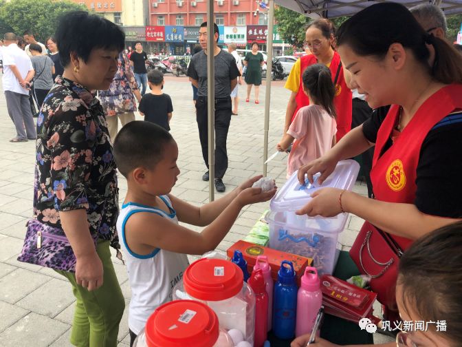 是真的！巩义街头捡烟头可以兑换文具、香皂、冰糕