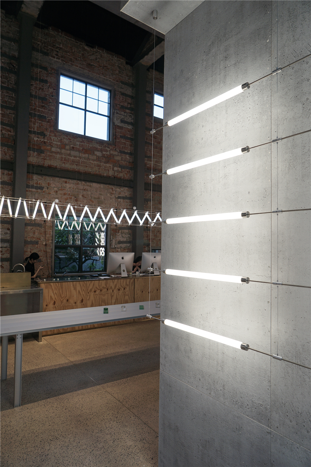 他从“马扎”中获得灵感，设计的灯具从米兰火到杭州……