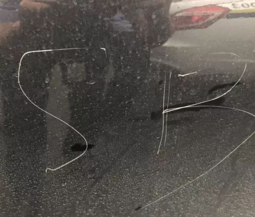 心态炸了！被奔驰宝马夹住3小时后，姑娘愤而在俩车上划了十几个字母...