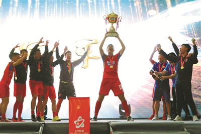 首支全员参赛球队诞生,第一支成就三冠王的足球队