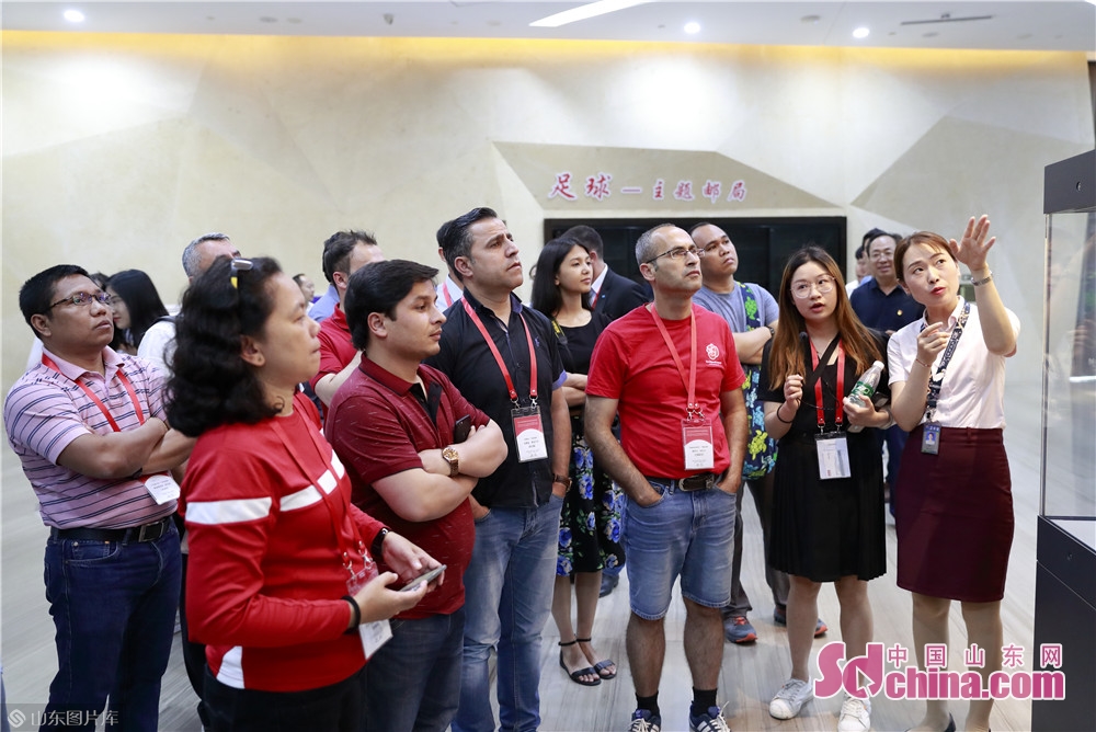 欧亚国家新闻官员与记者“穿越”古代玩转蹴鞠