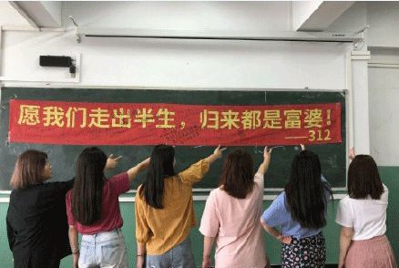 高校走心毕业季标语惹哭网友,催泪的毕业季横幅