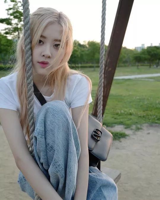 GOT7珍荣JB同框《傻瓜们的监狱生活》将于明日播出；金秀路与EXO成员KAI亲密合影，前后辈间满满的爱