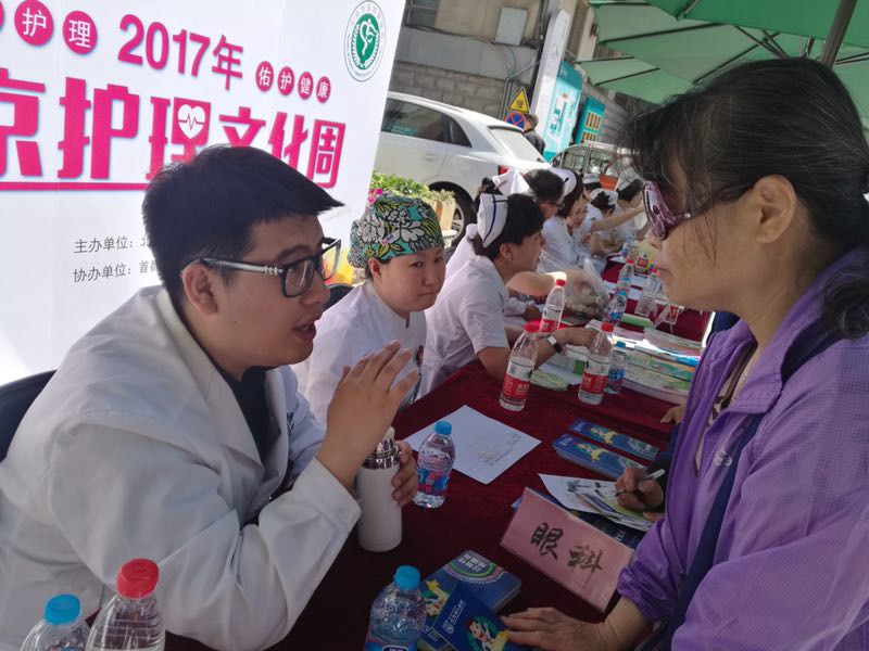 32岁眼科医生突发心脏骤停去世，妻子迅速决定捐出遗体角膜，又救两人的眼睛