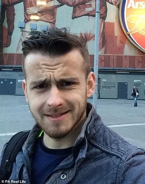 戴隐形眼镜眼睛长虫有什么症状,戴隐形眼镜把眼角膜磨坏了