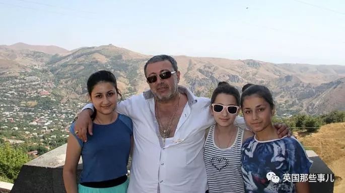 姐妹三人联手杀死残暴鬼父被控谋杀…近30万人求情：她们无罪