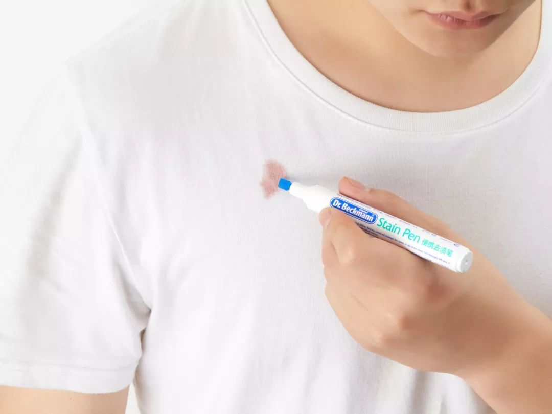 白色衣服上弄上了辣椒油怎样洗掉,衣服溅了红辣椒油怎么洗也不掉