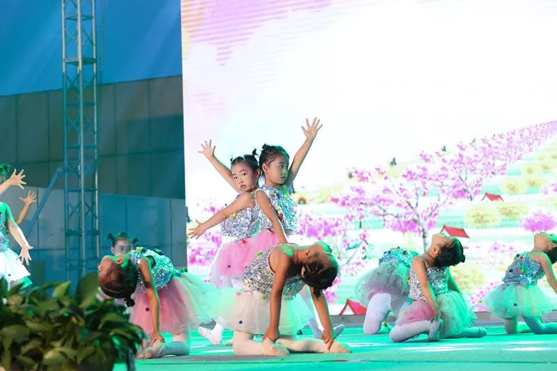 辉煌70载，娃娃送华章——我区举行喜迎建国七十周年消夏晚会