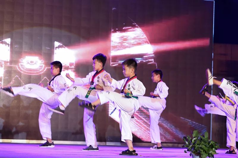 辉煌70载，娃娃送华章——我区举行喜迎建国七十周年消夏晚会