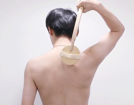 团购|搓背再也不求人！风靡日本的弧形浴刷，轻轻一搓10年污垢刷出来