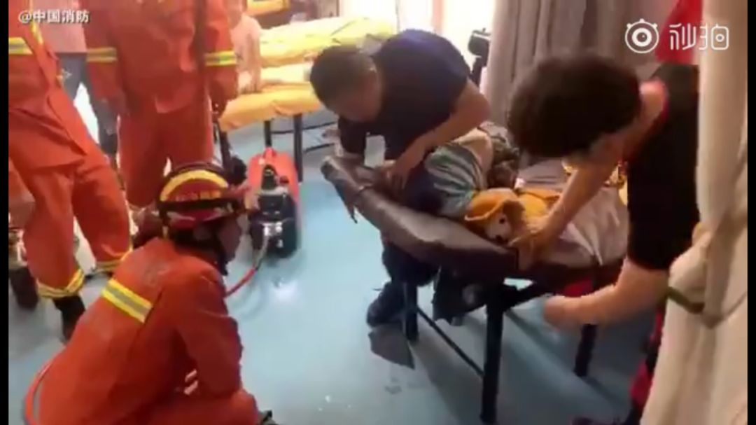 消防员才是人们心目中真正的超人,万能的消防员比什么都有安全感