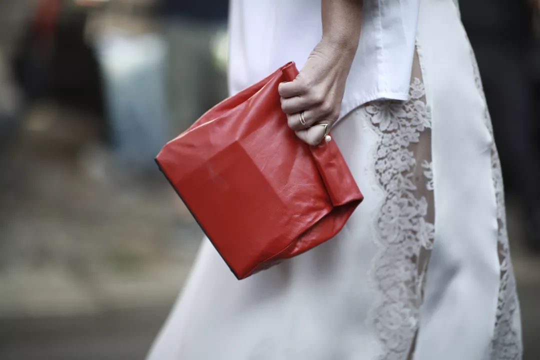 刘雯斜挎休闲包,今年流行的刘雯同款包