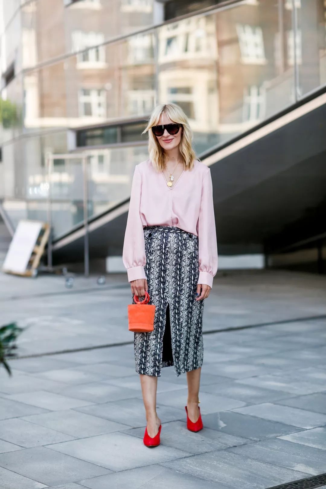 刘雯斜挎休闲包,今年流行的刘雯同款包