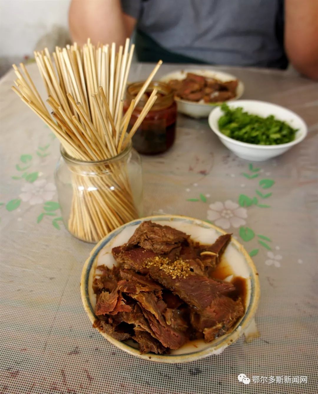 老板端来一碗饭,老板来一碗清汤