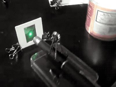 眼睛会发光的小虫,眼睛里有小虫子爬的感觉是咋回事