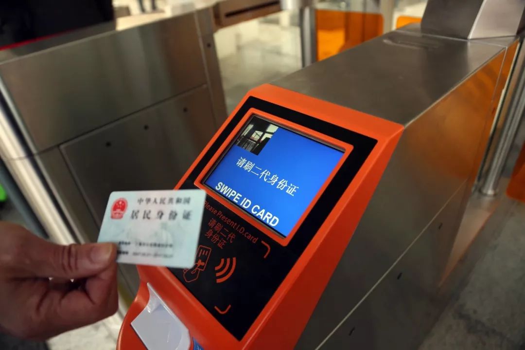 人在车上东西落车站怎么办,人下了高铁行李落在车上