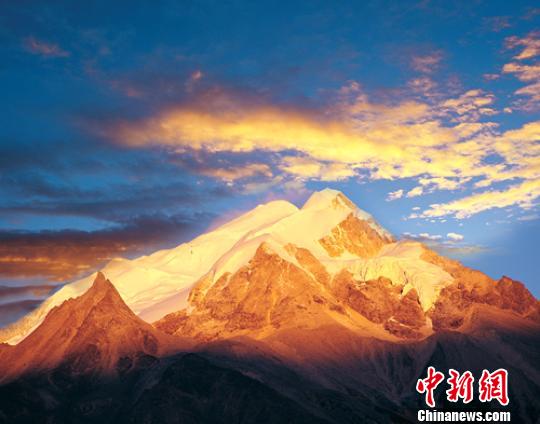 四川格聂神山再现游客非法穿越景区：必须登记备案