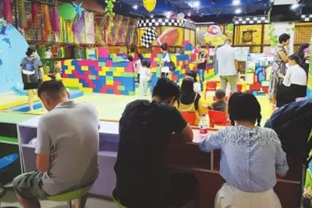 室内儿童游乐园非节假日,放假带小孩去的室内游乐场