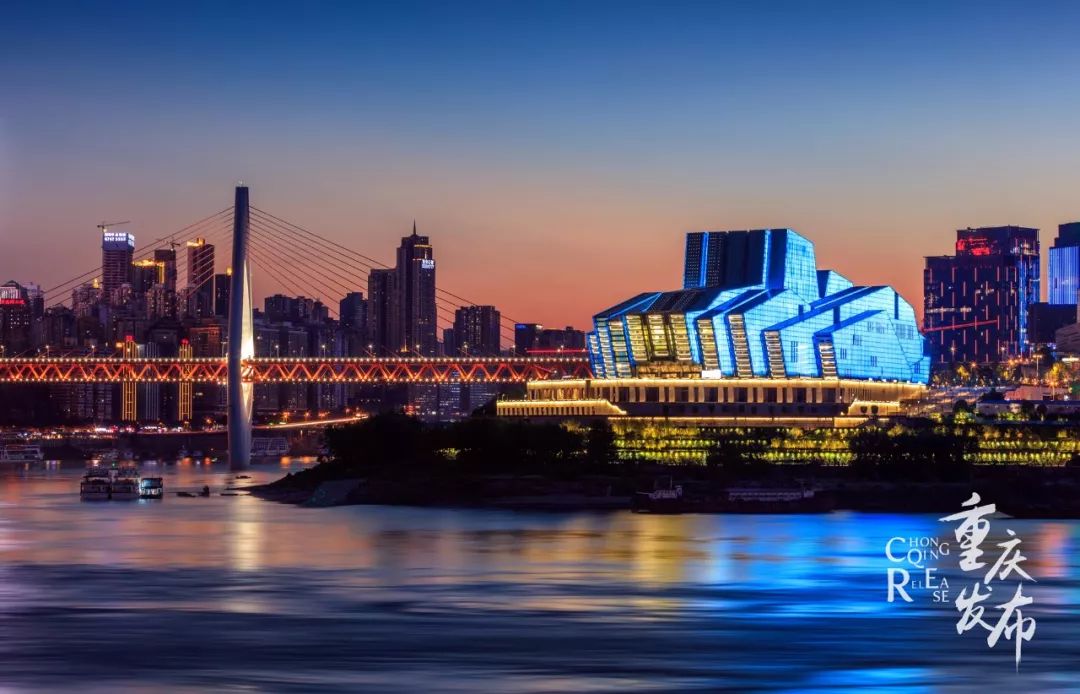 山城重庆夜晚如此宁静而美丽,夜晚的重庆格外迷人