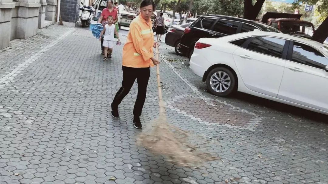 致敬！把扫大街当“学问”做的“拼命女郎”