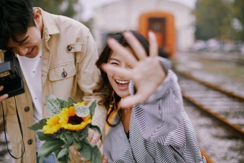 旅拍婚纱照风格推荐大理,婚纱照推荐风格酒红色婚纱照