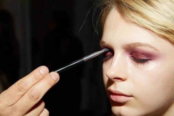 夏天出油脱妆严重怎么办,夏天出油脱妆用啥粉底液