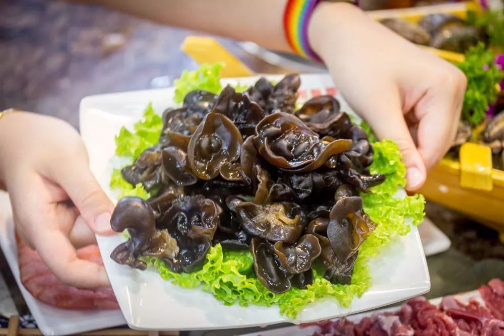 1元/只海白虾，2.8元/只鲍鱼，3.8元/只碳烤生蚝！啤酒喝一瓶还送一瓶！这家人气平价海鲜火锅老店让你嗨翻整个今夏