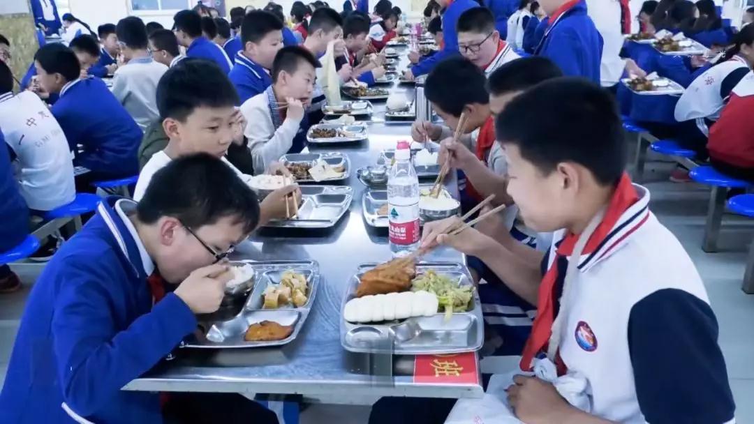 徜徉在美丽的金平湖畔,徜徉在北大校园