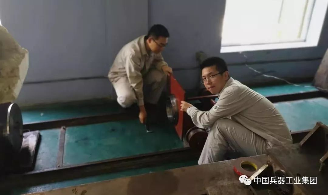 战高温电力工人头顶烈日带电作业,战高温迎考验