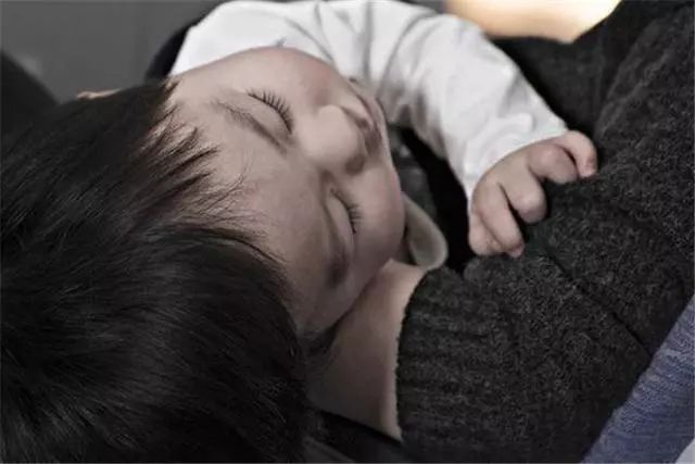 月嫂惯用小伎俩你发现了没,月嫂带小孩不哭的内幕