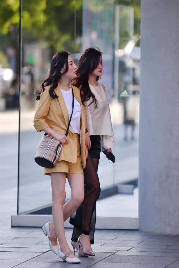 街拍小姐姐黑色穿搭视频,街拍牛仔短黑色裤穿搭女