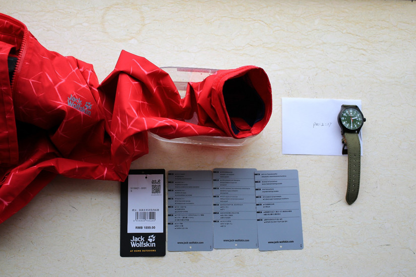 伊犁那拉提旅游冲锋衣穿搭,新疆伊犁风景冲锋衣