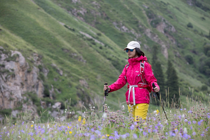 伊犁那拉提旅游冲锋衣穿搭,新疆伊犁风景冲锋衣