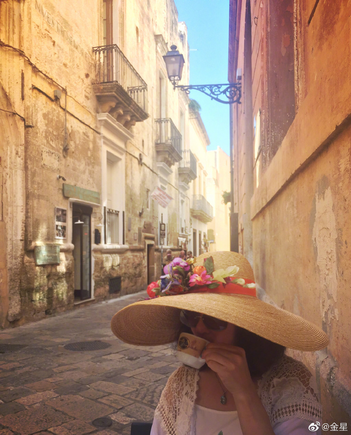 51岁金星意大利度假,穿开叉裙性感妩媚,脖子引起了所有人的注意