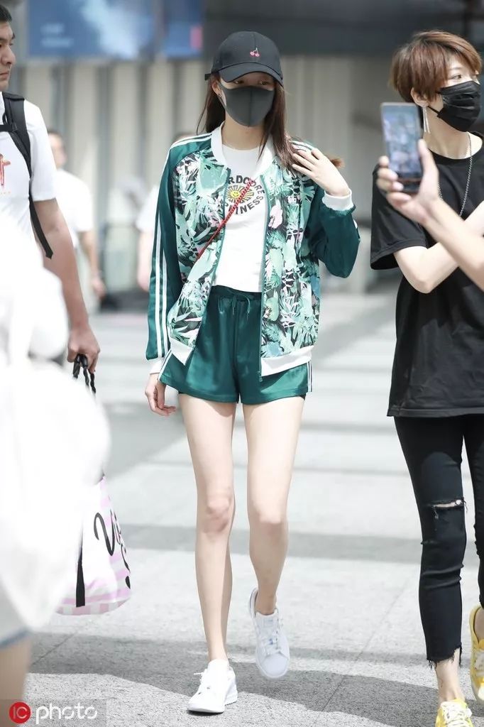 宋茜的衣服为什么这么高,宋茜一身醒目的白色套装