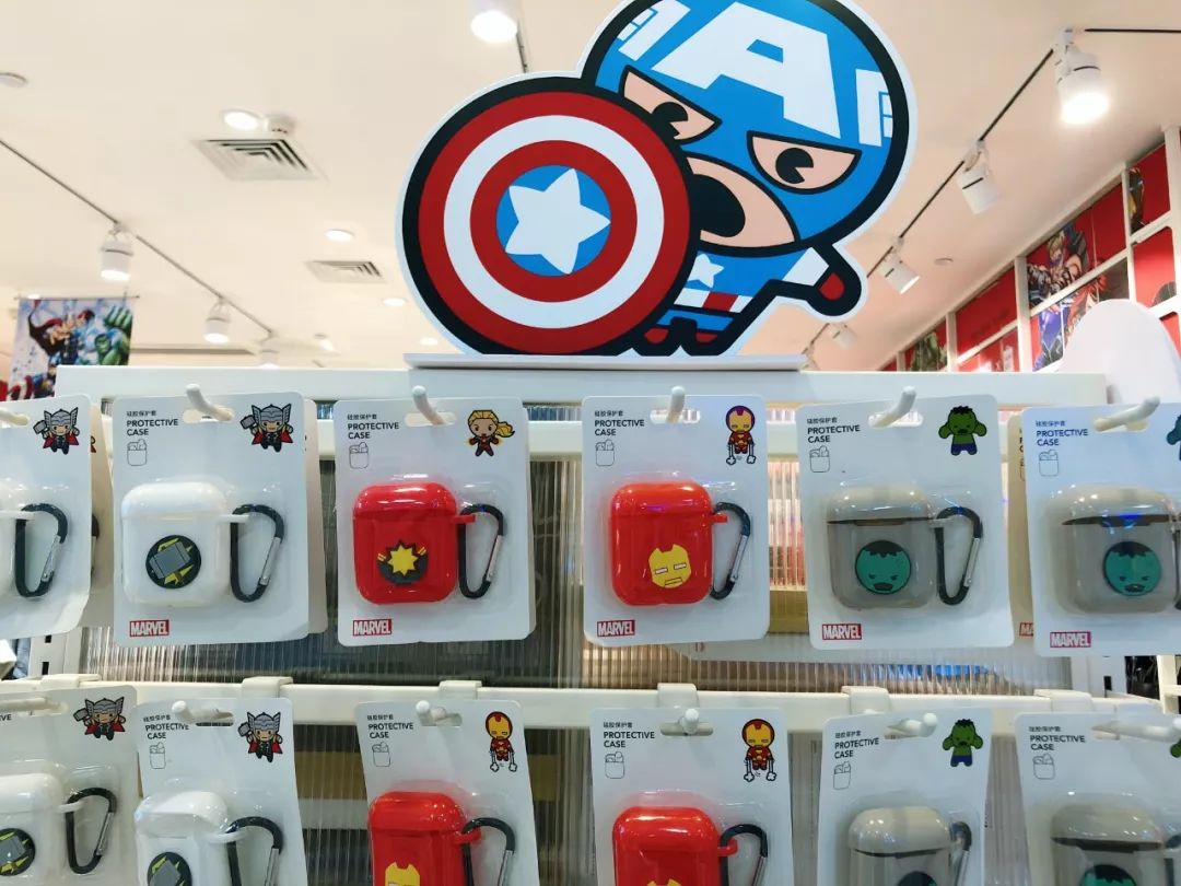 已实测！成都人吃了26年的廖记棒棒鸡开卖中式汉堡！10多块钱居然能买正版漫威...这一波跨界骚操作你打几分？