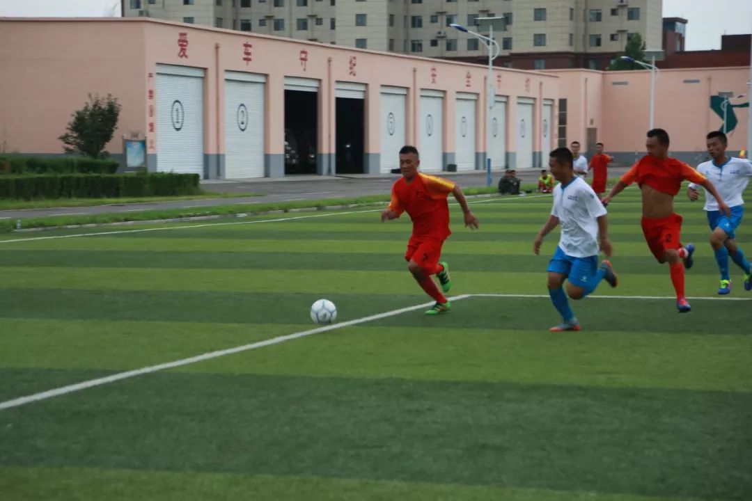 强军杯“卫士动力”业余足球比赛上演强强对决,*警武**聊城支队首先抢得出线主动权