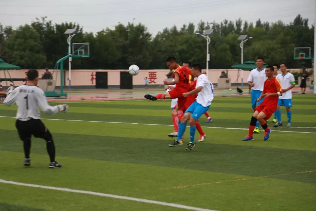 强军杯“卫士动力”业余足球比赛上演强强对决，*警武**聊城支队首先抢得出线主动权