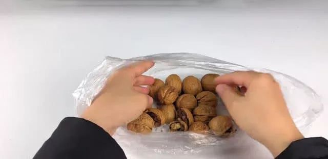 剥核桃如此简单再也不用小心,核桃剥外衣最简单的方法