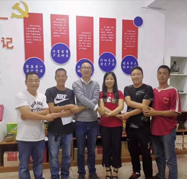 扶贫路上他为贫困户挑起了大梁,扶贫之光照亮贫困地区前行之路