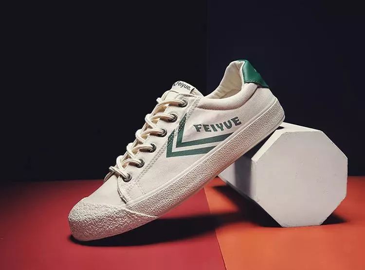 中国60年前造了双小白鞋，法国人一夜“偷走”赚翻了！今天它潮回来了