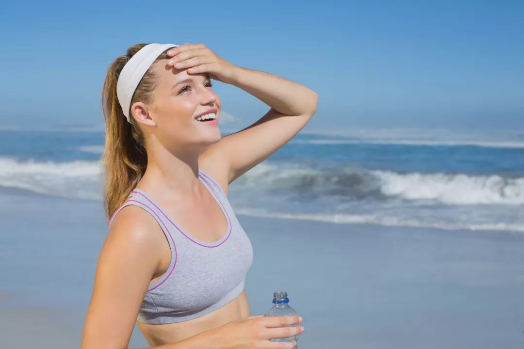 大胸妹根本不知道，平胸女的夏天有多野