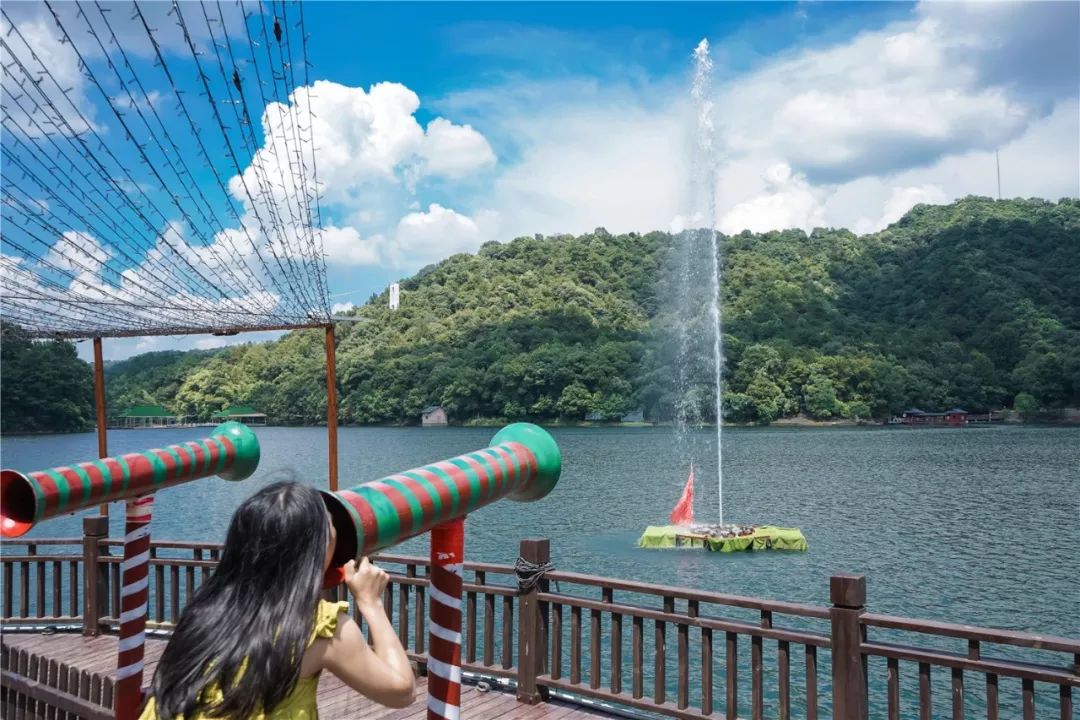 神奇！喊一声，水柱拔地而起！石燕湖喊泉来啦，解压减脂还能召唤彩虹