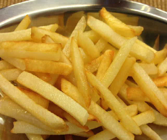 如何炸薯条能让薯条金黄酥脆,炸薯条不回软的正确做法
